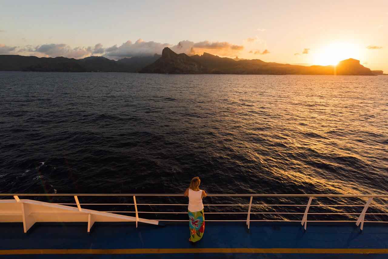 Sonnenuntergang auf dem Meer von einem Boot aus