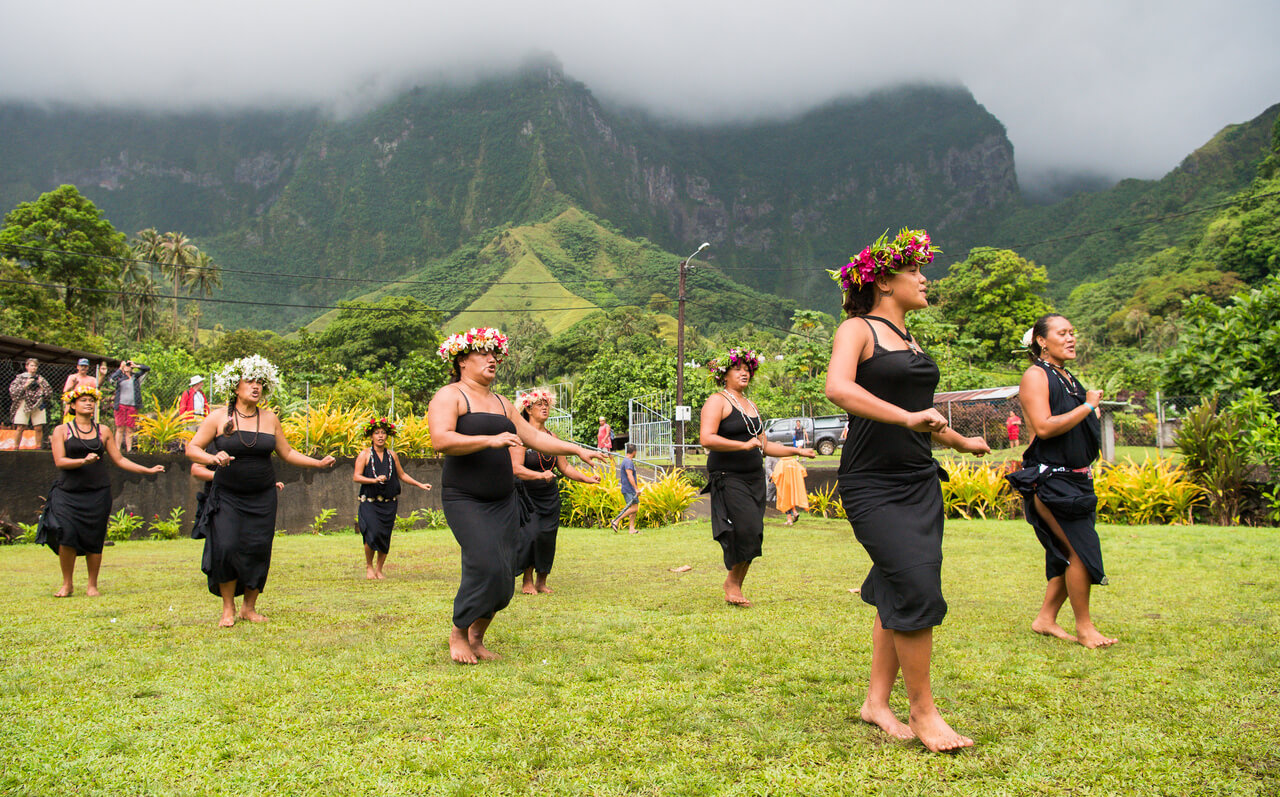 Groupe de personnes faisant du yoga en plein air